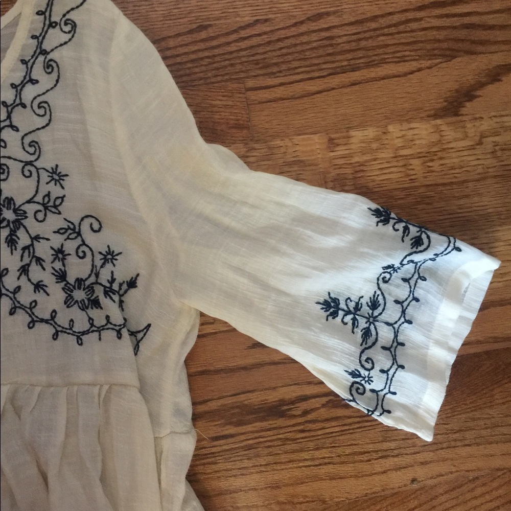 Adorable Blouse - Picture 4 of 6